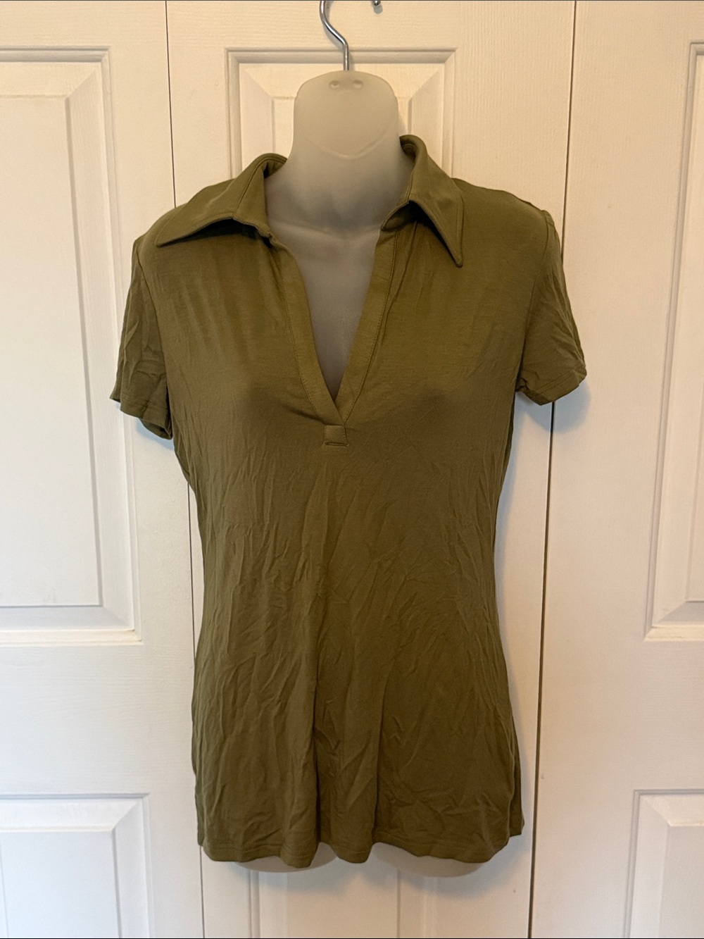 Women’s SZ m Olive Green Short-Sleeve V-Neck Polo Button-Front Shirt NWT b77
